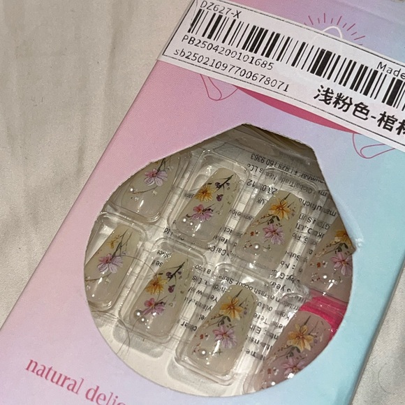 Nude Floral Press On Nails with Pearls - Picture 5 of 5